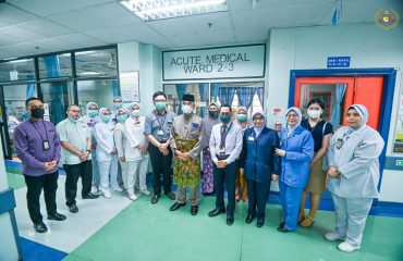 Menziarahi kakak kepada YABhg. Toh Puan Datuk Wira (Dr.) Hajah Asmah binti Ab Rahman
