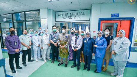 Menziarahi kakak kepada YABhg. Toh Puan Datuk Wira (Dr.) Hajah Asmah binti Ab Rahman