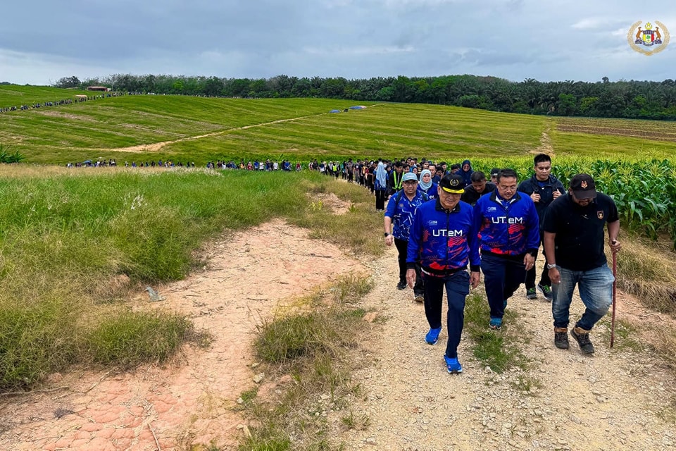 Acara UTeM Eco Fit Brisk Walk bersama Warga UTeM di Kampus UTeM, Durian Tunggal, Melaka 4