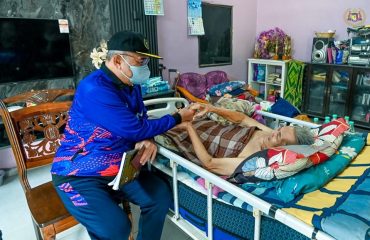 Menziarahi kenalan lama iaitu Encik Hasan Hitam