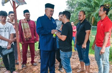 Penghormatan terakhir kepada Allahyarham Khalid bin Sikon