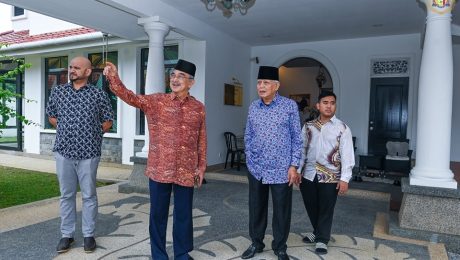 Menyantuni YABhg. Tun Datuk Seri Utama Dr. Mohd Khalil bin Yaakob