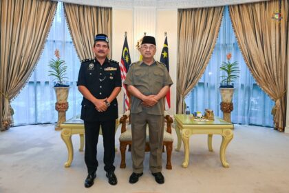 Mendengar taklimat keselamatan yang disampaikan oleh YDH SAC Datuk Md. Nazri bin Zawawi