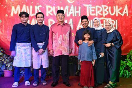 TYT Melaka bergambar bersama keluarga Setiausaha Khasnya