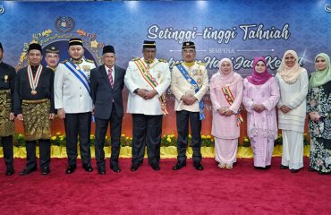 Istiadat Perbarisan dan Kawalan Kehormatan Utama dan menyempurnakan Istiadat Penganugerahan Darjah, Bintang dan Pingat Kebesaran Negeri Melaka Sesi Pertama Sempena Sambutan Hari Jadi Ke-74