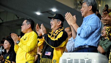 menyaksikan Perlawanan Pembukaan antara Malaysia melawan India