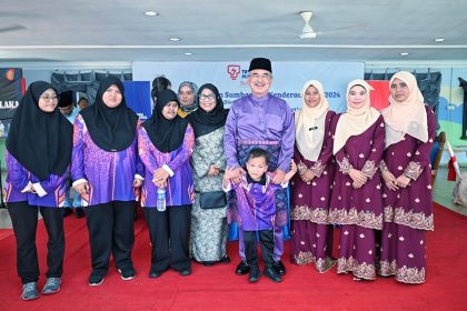 1-26 Solat Jumaat serta menyampaikan sumbangan kepada asnaf dan ahli jawatankuasa masjid di Masjid Al-Firdaus, Kem Sungai Udang