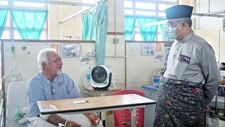 Menziarahi sahabat lama yang sedang menerima rawatan di Hospital Melaka