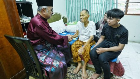 Menziarahi sahabat-sahabat lama yang dalam keuzuran