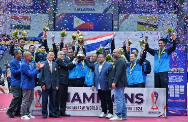 Menyaksikan perlawanan akhir sepaktakraw Piala Dunia acara berkumpulan