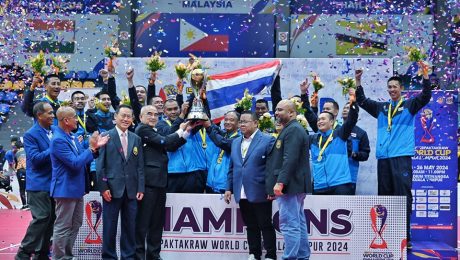 Menyaksikan perlawanan akhir sepaktakraw Piala Dunia acara berkumpulan