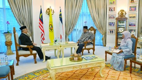 Mendengar taklimat mingguan penerangan dan perkembangan semasa Kerajaan Negeri Melaka