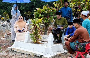 Menziarahi pusara ayahanda dan ibuanda serta keluarga