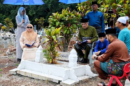 6-17(4) Menziarahi pusara ayahanda dan ibuanda serta keluarga