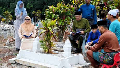 Menziarahi pusara ayahanda dan ibuanda serta keluarga