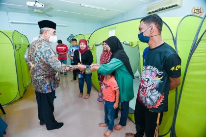 11-30(2) Menyantuni 3 keluarga yang menjadi mangsa banjir di Pusat Pemindahan Banjir Balai Raya Paya Ikan