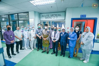 Menziarahi kakak kepada YABhg. Toh Puan Datuk Wira (Dr.) Hajah Asmah binti Ab Rahman