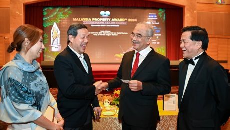 Menyempurnakan Majlis Anugerah Hartanah Malaysia anjuran FIABCI Malaysia
