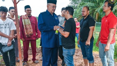 Penghormatan terakhir kepada Allahyarham Khalid bin Sikon