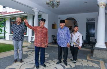 Menyantuni YABhg. Tun Datuk Seri Utama Dr. Mohd Khalil bin Yaakob