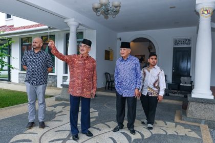 12-25 Menyantuni YABhg. Tun Datuk Seri Utama Dr. Mohd Khalil bin Yaakob