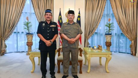 Mendengar taklimat keselamatan yang disampaikan oleh YDH SAC Datuk Md. Nazri bin Zawawi