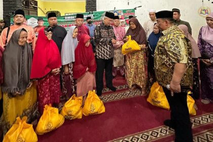 Menyampaikan sumbangan kepada 200 Fakir Miskin di Kampung Melayu