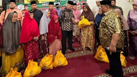 Menyampaikan sumbangan kepada 200 Fakir Miskin di Kampung Melayu