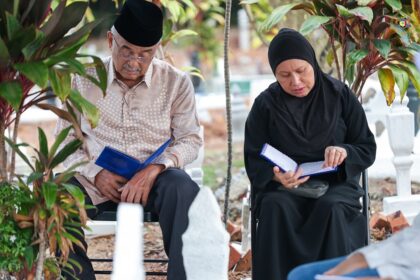Menziarahi pusara ayahanda dan ibuanda serta keluarga kepada TYT Tun Seri Setia
