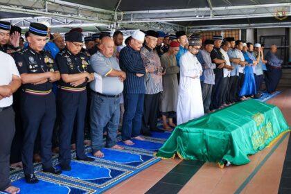 menunaikan Solat Jenazah bagi penghormatan terakhir kepada Allahyarhamah Kaasom@Kulisam binti K Gudiman Sahib 3