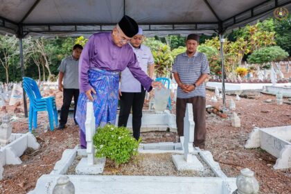 Menziarahi pusara ayahanda dan ibuanda serta keluarga
