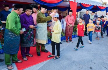 YT Tun Seri Setia Dr. Haji Mohd Ali bin Mohd Rustam, Yang di-Pertua Negeri Melaka menghadiri Majlis Sambutan Hari Asyura dan Menyantuni Anak-Anak Yatim Peringkat Negeri Melaka Tahun 1447H / 2025M yang diadakan di Masjid As-Salimin, Kandang, Melaka. Majlis turut dihadiri YB. Dato' Azhar Bin Haji Arshad, Setiausaha Kerajaan Negeri Melaka; YB. Datuk Rahmad bin Mariman, EXCO Pendidikan, Pengajian Tinggi dan Hal Ehwal Agama Melaka; YBhg. Sahibus Samahah Datuk Wira Haji Abdul Halim Bin Haji Tawil, Mufti Kerajaan Negeri Melaka; YBhg. Datuk Md Azhan Bin Samat, Pengarah Jabatan Agama Islam Negeri Melaka; YDH. SAC Ahmad Jefferi Abdullah, Timbalan Ketua Polis Melaka; Encik Shaifulfazlee bin Mohammad, Setiausaha Majlis Agama Islam Negeri Melaka. Majlis dimulakan dengan menyantuni Anak-Anak Yatim dan penyampaian sumbangan oleh TYT Tun Seri Setia serta penyumbang-penyumbang lain. Kemudian diteruskan dengan Solat Maghrib serta Tausiah bertajuk 