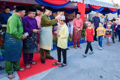 YT Tun Seri Setia Dr. Haji Mohd Ali bin Mohd Rustam, Yang di-Pertua Negeri Melaka menghadiri Majlis Sambutan Hari Asyura dan Menyantuni Anak-Anak Yatim Peringkat Negeri Melaka Tahun 1447H / 2025M yang diadakan di Masjid As-Salimin, Kandang, Melaka. Majlis turut dihadiri YB. Dato' Azhar Bin Haji Arshad, Setiausaha Kerajaan Negeri Melaka; YB. Datuk Rahmad bin Mariman, EXCO Pendidikan, Pengajian Tinggi dan Hal Ehwal Agama Melaka; YBhg. Sahibus Samahah Datuk Wira Haji Abdul Halim Bin Haji Tawil, Mufti Kerajaan Negeri Melaka; YBhg. Datuk Md Azhan Bin Samat, Pengarah Jabatan Agama Islam Negeri Melaka; YDH. SAC Ahmad Jefferi Abdullah, Timbalan Ketua Polis Melaka; Encik Shaifulfazlee bin Mohammad, Setiausaha Majlis Agama Islam Negeri Melaka. Majlis dimulakan dengan menyantuni Anak-Anak Yatim dan penyampaian sumbangan oleh TYT Tun Seri Setia serta penyumbang-penyumbang lain. Kemudian diteruskan dengan Solat Maghrib serta Tausiah bertajuk 