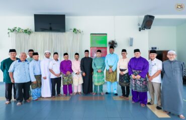Yang di-Pertua Negeri Melaka menunaikan Solat Jumaat di Masjid Al-Alami MITC, Ayer Keroh, Melaka.