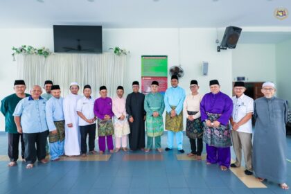 Yang di-Pertua Negeri Melaka menunaikan Solat Jumaat di Masjid Al-Alami MITC, Ayer Keroh, Melaka.