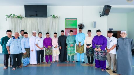 Yang di-Pertua Negeri Melaka menunaikan Solat Jumaat di Masjid Al-Alami MITC, Ayer Keroh, Melaka.