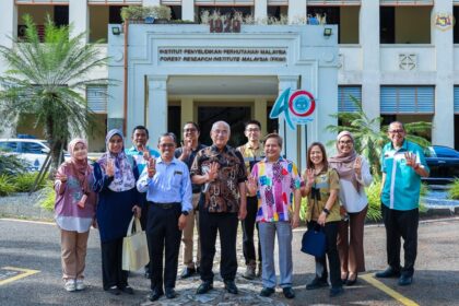 Yang di-Pertua Negeri Melaka mengadakan lawatan ke Institut Penyelidikan Perhutanan Malaysia (FRIM) di Kepong, Selangor.