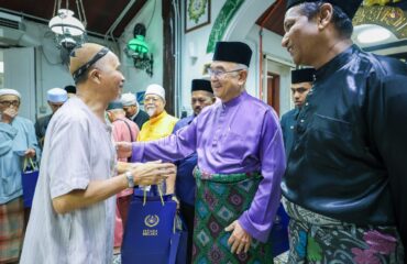 Yang di-Pertua Negeri Melaka menunaikan Solat Jumaat di Masjid An Nur, Bandar Hilir serta menyampaikan sumbangan kepada warga emas dan pegawai syarak masjid.