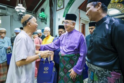 Yang di-Pertua Negeri Melaka menunaikan Solat Jumaat di Masjid An Nur, Bandar Hilir serta menyampaikan sumbangan kepada warga emas dan pegawai syarak masjid.