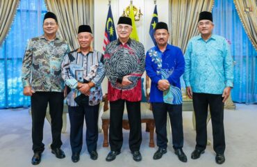 Yang di-Pertua Negeri Melaka mengadakan perjumpaan bersama YBhg. Dato' Sabari Misran, Pengerusi Koperasi Peserta-Peserta FELCRA Malaysia Berhad (KPFB)
