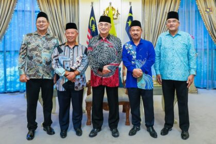 Yang di-Pertua Negeri Melaka mengadakan perjumpaan bersama YBhg. Dato' Sabari Misran, Pengerusi Koperasi Peserta-Peserta FELCRA Malaysia Berhad (KPFB)
