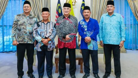 Yang di-Pertua Negeri Melaka mengadakan perjumpaan bersama YBhg. Dato' Sabari Misran, Pengerusi Koperasi Peserta-Peserta FELCRA Malaysia Berhad (KPFB)