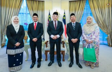 Kunjung Hormat daripada Puan Mariati binti Che Omar dan Encik Mahamad Farizan Bin Mahamad