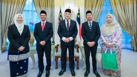 Kunjung Hormat daripada Puan Mariati binti Che Omar dan Encik Mahamad Farizan Bin Mahamad