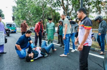 Yang di-Pertua Negeri Melaka membantu mangsa kemalangan jalan raya berdekatan Lebuh Ayer Keroh semasa dalam perjalanan dari Masjid Al-Alami, MITC ke Hospital Melaka.