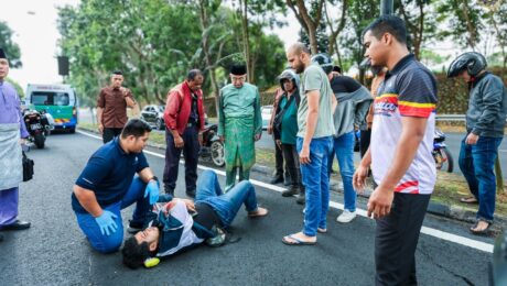 Yang di-Pertua Negeri Melaka membantu mangsa kemalangan jalan raya berdekatan Lebuh Ayer Keroh semasa dalam perjalanan dari Masjid Al-Alami, MITC ke Hospital Melaka.