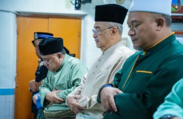 ang di-Pertua Negeri Melaka menunaikan Solat Jumaat di Masjid Al-Faizin Bertam Malim, Melaka