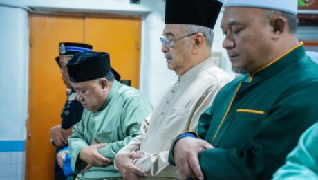 ang di-Pertua Negeri Melaka menunaikan Solat Jumaat di Masjid Al-Faizin Bertam Malim, Melaka