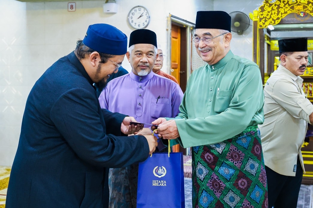ang di-Pertua Negeri Melaka menunaikan Solat Jumaat di Masjid As-Saadah, Jalan Ujong Pasir, Melaka
