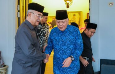 Yang di-Pertua Negeri Melaka mengunjungi dan menyantuni YABhg. Tun Datuk Seri Utama Dr. Mohd Khalil bin Yaakob
